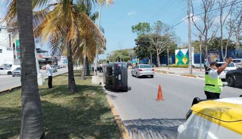 Vuelca camioneta en la avenida Bonampak de Cancún