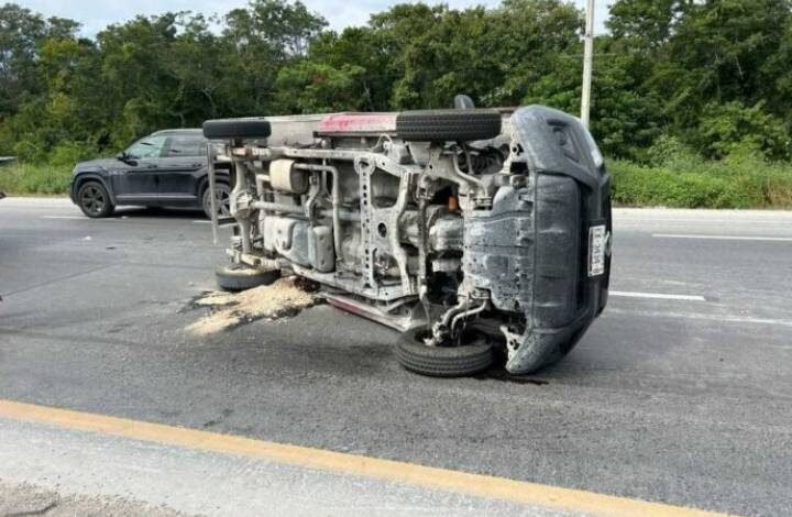 Accidente en Carretera: Volcadura por Fallo en Neumático entre Playa del Carmen y Tulum