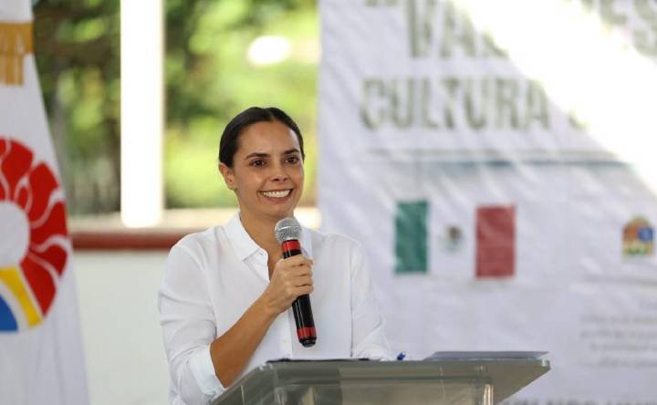 Ana Paty Peralta celebra 25 años de la secundaria Cecilio Chi en Cancún